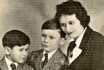 Stefania Klimczak, �ona Kazimierza Klimczaka, z ich dzie�mi, Leszkiem (z lewej) i Zdzis�awem (w �rodku), przed 1939 r. (fot. ze zb. rodzinnych).