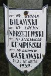 Roman Bilewski upami�tniony (jako Roman Bilawski) na imiennej tabliczce epitafijnej na jednej z mogi� zbiorowych kwatery wojennej na cm. parafialnym w Juliopolu (fot. Marcin Prengowski).