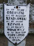 W�adys�aw Popielawski upami�tniony na imiennej tabliczce epitafijnej na jednej z mogi� zbiorowych cmentarza wojennego w Budach Starych. Stan z dn. 25. 12. 2004 r. (fot. Marcin Prengowski).