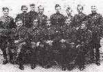 Oficerowie pu�ku w niewoli niemieckiej.Pierwszy od prawej stoi chor��y Gadzin.