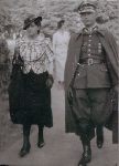 Por. Wac�aw Chojna w towarzystwie ma��onki Marii w "Solankach" w Inowroc�awiu, 1936 r. (fot. z archiwum rodzinnego, za: Lawacz-Sampanis A. M., Biografie powsta�c�w - major Wac�aw Chojna ps. "Horody�ski", oprac. M. Janaszek-Seydlitz, [w:] Strona internetowa Stowarzyszenia Pami�ci Powstania Warszawskiego 1944, http://www.sppw1944.org/biografie/chojna.html).