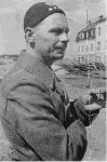 Wac�aw Chojna jako kapitan Armii Krajowej w trakcie Powstania Warszawskiego, 1944 r. (fot. z archiwum rodzinnego, za: Lawacz-Sampanis A. M., Biografie powsta�c�w - major Wac�aw Chojna ps. "Horody�ski", oprac. M. Janaszek-Seydlitz, [w:] Strona internetowa Stowarzyszenia Pami�ci Powstania Warszawskiego 1944, http://www.sppw1944.org/biografie/chojna.html).