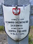 Jan Jackowski upami�tniony (jako Jackowski, bez imienia) na imiennej tabliczce epitafijnej na jednej z mogi� zbiorowych kwatery wojennej na cmentarzu parafialnym w Rybnie. Stan z dn. 2 czerwca 2005 r. (fot. Marcin Prengowski).