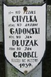 Feliks Chy�a upami�tniony (jako Feliks Chy�ka) na imiennej tablicy epitafijnej na jednej z mogi� zbiorowych kwatery wojennej na cmentarzu parafialnym w Juliopolu. Stan z 2005 r. (fot. Marcin Prengowski).