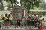 Pomnik po�wi�cony zamordowanym mieszka�com Tu�owic oraz gen. Stanis�awowi Grzmot-Skotnickiemu - Tu�owice (fot. �. Wojtczak).
