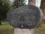 Tablica pami�tkowa ku czci �o�nierzy armii "Pozna�" i "Pomorze" poleg�ych w bitwie nad Bzur� we wrze�niu 1939 r. wstawiona w obr�bie kwatery wojennej na cmentarzu parafialnym w Rybnie (fot. udost�pni�a: Anna Kowala).