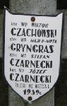 Wiktor Czachowski upami�tniony na imiennej tabliczce epitafijnej na jednej z mogi� zbiorowych kwatery wojennej na cmentarzu parafialnym w Juliopolu. Stan z dn. 18 grudnia 2004 r. (fot. Marcin Prengowski).