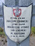 M. Kruszona, upami�tniony na imiennej tablicy epitafijnej na kwaterze wojennej na cmentarzu rzymskokatolickim w Rybnie. Stan z 2005r.
