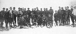 Kpt. Antoni Sierpi�ski (trzeci z prawej) w�r�d s�uchaczy szko�y oficerskiej na obozie narciarskim w Krynicy (fot. ze zb. rodzinnych).