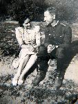 Kpt. Antoni Sierpi�ski z �on� Jadwig� w Skierniewicach w 1938 r. (fot. ze zb. rodzinnych).
