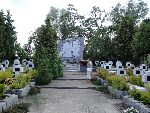 Jadwiga Sikorska, bratanica J�zefa Alfonsa Muzio�a w miejscu pochowania wuja. Kwatera wojenna w I�owie, 9 sierpnia 2009 (fot. Judyta Sikorska).