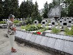 Jadwiga Sikorska, bratanica J�zefa Alfonsa Muzio�a w miejscu pochowania wuja. Kwatera wojenna w I�owie, 15 sierpnia 2009 (fot. Judyta Sikorska).