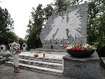 Jadwiga Sikorska, bratanica J�zefa Alfonsa Muzio�a w miejscu pochowania wuja. Kwatera wojenna w I�owie, 15 sierpnia 2009 (fot. Judyta Sikorska).