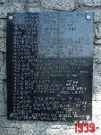 Marcin Lewandowski upami�tniony na jednej z trzynastu zbiorczych imiennych tablic epitafijnych kwatery wojennej na cmentarzu parafialnym w Gi�ycach. Stan z dn. 26 wrze�nia 2009 r. (fot. Tomasz Karolak).