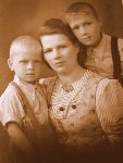 Stanis�awa Wider z d. Bana�, �ona poleg�ego Romana Widera, z synami: Ryszardem (z prawej) i Miros�awem Romanem (z lewej) (fot. ze zb. rodzinnych).