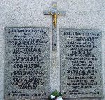 Wac�aw Szmytkowski upami�tniony na imiennej tablicy epitafijnej ku czci wiernych z parafii rzymskokatolickiej Wilkowyja, kt�rzy polegli w obronie Ojczyzny w latach 1939-1945, wmurowanej na �cianie zewn�trznej kaplicy na cmentarzu parafialnym w Wilkowyi (fot. Miros�awa Marciniak).
