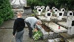 Mimo niepewno�ci tato postanowi� wzi�� gar�� ziemi i�owskiej na mogi�� swojej mamy Marii.