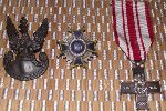 Orze�ek z czapki S.P.R.Piechoty(prawdopodobnie), Pami�tkowa Odznaka Oficerska 10 Pu�ku Piechoty oraz Krzy� Kampanii Wrze�niowej 1939 roku 