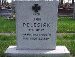 Tablica epitafijna z danymi ppor. Jana Pelesiaka, w obr�bie kwatery poleg�ych �o�nierzy wrze�nia 1939 r., Cmentarz Wojskowy pw. �w. Jerzego, ��d� – Do�y. (fot. Zbigniew Adamas).
