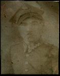 Fotografia z pami�tek rodzinnych -  umieszczona wiele lat temu, na tablicy epitafijnej krzy�a mogi�y w kwaterze wojskowej zmar�ych od ran �o�nierzy wrze�nia 1939r. oraz os�b cywilnych - Cmentarz Rzymskokatolicki pw. �w. Antoniego w �odzi, ul. Solec 11 - „Mania”. Patki na ko�nierzu munduru maj� Herb Ziemi ��czyckiej co oznacza, �e poleg�y s�u�y� w 37 Pu�ku Piechoty. (fotografia i rekonstrukcja cyfrowa fotografii poleg�ego, umieszczonej na krzy�u mogi�y – Zbigniew Adamas) 