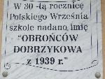 Tablica pami�tkowa na budynku szkolnym w 
Dobrzykowie