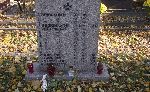 Pierwotna tablica epitafijna kwatery[24 KW…] poleg�ych i zmar�ych �o�nierzy, usytuowana obecnie w miejscu Grob�w Pami�ci [Narodowej], Cmentarz Wojskowy pw. �w. Jerzego, ��d�-Do�y, ul. Wojska Polskiego 149. W�r�d upami�tnionych – strz. Antoni J�drzejczak. (fot. Zbigniew Adamas, 03.011.2011r.)
