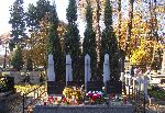 Zbiorowa mogi�a wojenna �o�nierzy lotnictwa Wojska Polskiego zlokalizowana na cmentarzu wojskowym pw. �w. Jerzego w �odzi, ul. Wojska Polskiego - miejsce spoczynku ppor. pil. Piotra Ruszela. Stan z dn. 3 listopada 2011 r. (fot. Zbigniew Adamas).