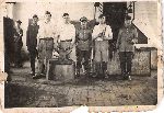 Stanis�aw Gulczy�ski (stoi za kowad�em) w�r�d �o�nierzy 17 pu�ku artylerii lekkiej na terenie koszar jednostki w Gnie�nie (fot. ze zb. rodzinnych).