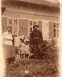 M�j dziadek ok. 1931/32 w stroju �owickiego podchor��ego 10 PP, jeszcze bez koalicyjki. Takie wtedy by�y zwyczaje w regionie �owickim - ludowo�� i wojsko. Z pami�tek Zbyszka Adamasa - wnuka...