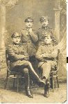 Franciszek Sitarz (siedzi z prawej) w towarzystwie �o�nierzy 83 pu�ku Strzelc�w Poleskich, m.in. Mariana Pilarskiego (siedzi z lewej) (fot. ze zb. rodzinnych Haliny Drosik, c�rki poleg�ego).