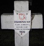 Zygmunt Kurp upami�tniony (jako Edmund Krup) na imiennej tablicy epitafijnej na jednej z mogi� zbiorowych na cmentarzu wojennym w Sochaczewie - Trojanowie, Al. 600-lecia. Stan z dn. 18. 05. 2005 r. (fot. Marcin Prengowski).