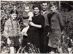 Edmund Napiera�a z �on� Agnieszk� i c�rkami, lata 60. XX w. (fot. ze zb. rodzinnych).