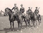 Lw�w, 1937 r. Ppor. Zbigniew Panesz (z prawej) z ppor. Gerardem Korolewiczem i luzakami na koszarowym placu �wicze� 14 Pu�ku U�an�w Jaz�owieckich (fot. udost�pni�: Krzysztof Go�dzik).