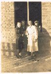 Edmund Szmytkowski (W oknie, z prawej) jako robotnik przymusowy w m�ynie ko�o Berlina w okresie II wojny �wiatowej (fot. ze zb. rodzinnych; udost�pni�a: Miros�awa Marciniak, Wilkowyja, https://pl-pl.facebook.com/wilkowyja.lutynia.mlyn/).