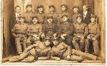 Edmund Szmytkowski (stoi trzeci z prawej) w�r�d �o�nierzy Wojska Polskiego w okresie mi�dzywojennym (fot. ze zb. rodzinnych; udost�pni�a: Miros�awa Marciniak, Wilkowyja, https://pl-pl.facebook.com/wilkowyja.lutynia.mlyn/).
