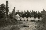 Ekshumacja zw�ok �o�nierzy polskich z p�l bitewnych na cmentarz w Modlnej. Wiosna 1940. Fot. ze zb. D. Szczepaniaka.