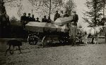 Transport zw�ok �o�nierzy polskich po ekshumacji z p�l bitewnych na cmentarz w Modlnej. Wiosna 1940 r. Fot. ze zb. D. Szczepaniaka.