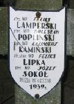 Boles�aw Popli�ski upami�tniony na imiennej tabliczce epitafijnej na jednej z mogi� zbiorowych kwatery wojennej na cmentarzu parafialnym w Juliopolu. Stan z dn. 18 grudnia 2004 r. (fot. Marcin Prengowski).