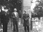 Franciszek Wira (z prawej) wraz z innymi kombatantami na cmentarzu wojennym w Stro�sku ko�o Sieradza, 1983 r. (fot. ze zb. rodzinnych).
