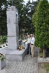 Cz�onkowie rodziny st. strz. Edmunda Hy�ego przy pomnik ku czci �o�nierzy Wojska Polskiego poleg�ych we wrze�niu 1939 r. wystawionym w obr�bie kwatery wojennej na cmentarzu parafialnym w G�binie, ul. Cmentarna - miejscu spoczynku ich krewnego (fot. udost�pni�: Stanis�aw Hy�y).