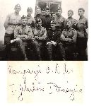 Mieczys�aw J�zef Schabowski (stoi pierwszy z prawej) w czasie odbywania kursu w szkole podchor��ych (fot. ze zb. rodzinnych).