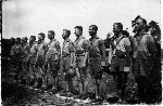 Lucjan G�ska (pi�ty z prawej) podczas zaj�� sportowych w okresie szkolenia w Szkole Podchor��ych Piechoty, 1936-1939 r. (fot. ze zb. rodzinnych, udost�pni�a: Teresa Ja�kiewicz).