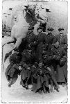 Lucjan G�ska (stoi drugi z lewej) przy jednym z pomnik�w w Alei Kr�l�w i Hetman�w na terenie Szko�y Podchor��ych Piechoty w Komorowie k. Ostrowi Mazowieckiej, 1936-1939 r. (fot. ze zb. rodzinnych, udost�pni�a: Teresa Ja�kiewicz).