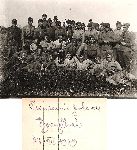 Mieczys�aw J�zef Schabowski (stoi w �rodku, na prawo od �o�nierza z karabinem) w czasie odbywania kursu w szkole podchor��ych w 1929 r. (fot. ze zb. rodzinnych).
