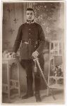 Fotografia przedstawiaj�ca strz. Franciszka Kowalczyka jako �o�nierza zasadniczej s�u�by wojskowej w 61 pu�ku piechoty w Bydgoszczy wykonana na pocz�tku lat 20. XX w. (fot. udost�pniona Redakcji Portalu przez Pani� Krystyn� Kowalczyk; obecnie w zbiorach Muzeum Ziemi Sochaczewskiej i Pola Bitwy nad Bzur�).