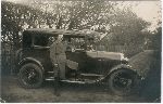Fotografia poczt�wkowa przedstawiaj�ca Franciszka Kowalczyka jako szofera w Hurtowni i Wytw�rni drogeryjno-aptecznej „Hadroga” z Bydgoszczy wykonana ok. 1929 r. (fot. udost�pniona Redakcji Portalu przez Pani� Krystyn� Kowalczyk; obecnie w zbiorach Muzeum Ziemi Sochaczewskiej i Pola Bitwy nad Bzur�).