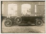Fotografia przedstawiaj�ca Franciszka Kowalczyka jako szofera w Hurtowni i Wytw�rni drogeryjno-aptecznej „Hadroga” z Bydgoszczy wykonana w 1932 r. (fot. udost�pniona Redakcji Portalu przez Pani� Krystyn� Kowalczyk; obecnie w zbiorach Muzeum Ziemi Sochaczewskiej i Pola Bitwy nad Bzur�).