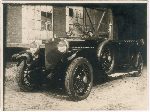 Fotografia przedstawiaj�ca Franciszka Kowalczyka jako szofera w Hurtowni i Wytw�rni drogeryjno-aptecznej „Hadroga” z Bydgoszczy wykonana w 1932 r. (fot. udost�pniona Redakcji Portalu przez Pani� Krystyn� Kowalczyk; obecnie w zbiorach Muzeum Ziemi Sochaczewskiej i Pola Bitwy nad Bzur�).