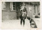 Fotografia przedstawiaj�ca Franciszka Kowalczyka po powrocie z polowania wykonana na podw�rzu Hurtowni i Wytw�rni drogeryjno-aptecznej „Hadroga” w Bydgoszczy w latach 30. XX w. (fot. udost�pniona Redakcji Portalu przez Pani� Krystyn� Kowalczyk; obecnie w zbiorach Muzeum Ziemi Sochaczewskiej i Pola Bitwy nad Bzur�).