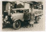 Fotografia przedstawiaj�ca Franciszka Kowalczyka jako szofera w Hurtowni i Wytw�rni drogeryjno-aptecznej „Hadroga” z Bydgoszczy (fot. udost�pniona Redakcji Portalu przez Pani� Krystyn� Kowalczyk; obecnie w zbiorach Muzeum Ziemi Sochaczewskiej i Pola Bitwy nad Bzur�).